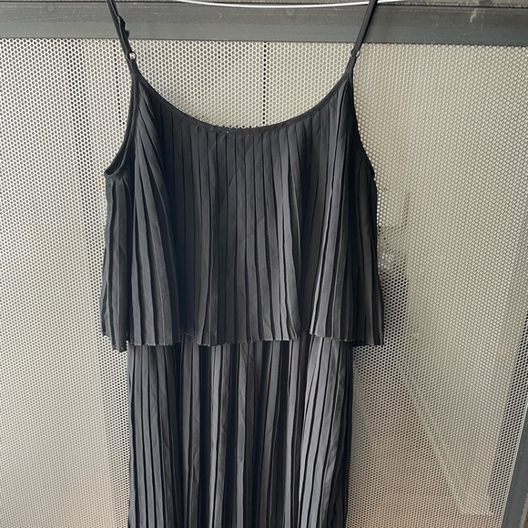 Black Flapper-Style pleated dress - Picture 2 of 3